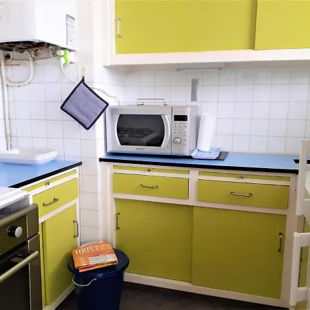 Au Pied De La A Avec Balcon Et Toutes Commodites! - Fr-1-392-158